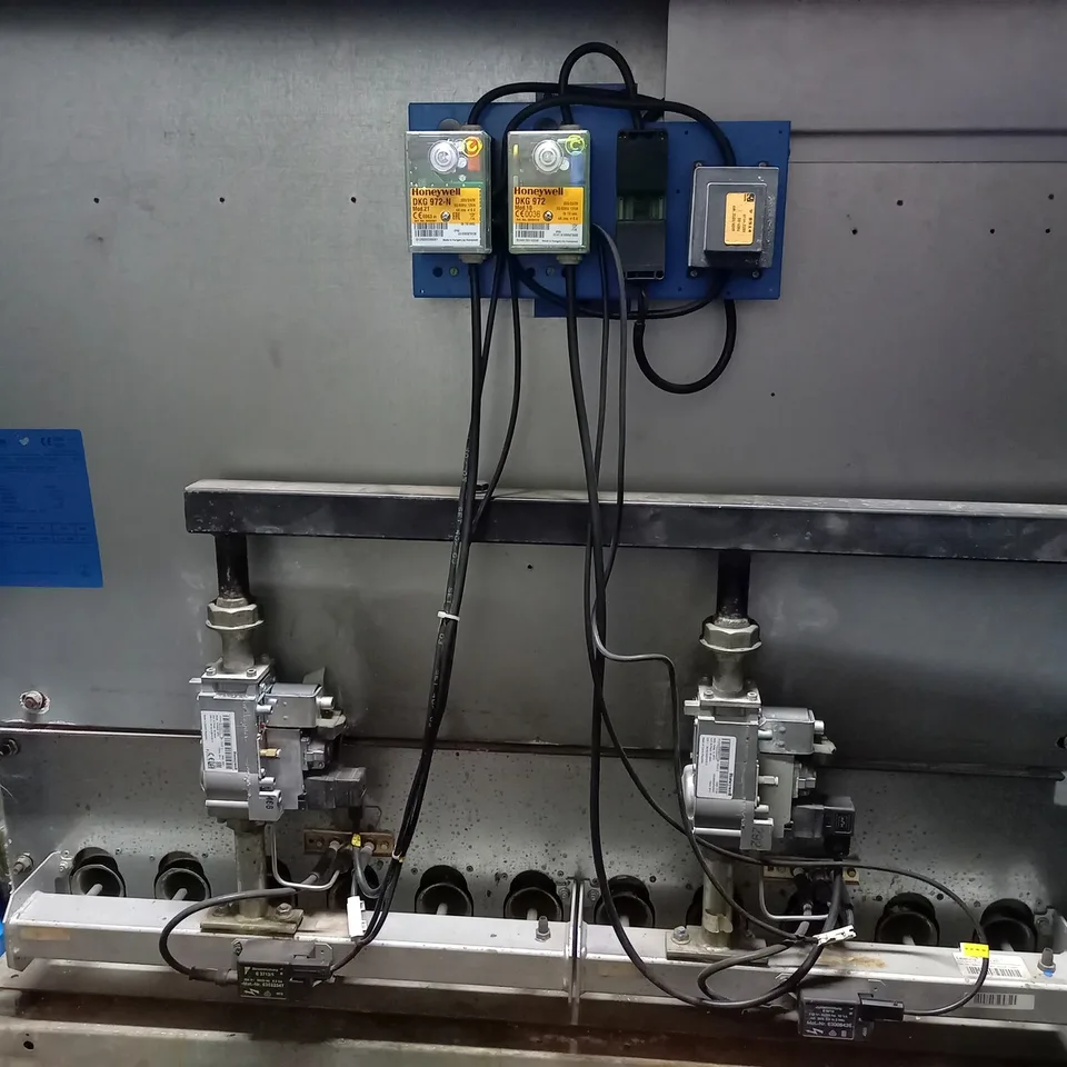 Brûleur ouvert pour maintenance, avec blocs gaz et boîtiers de commande visibles