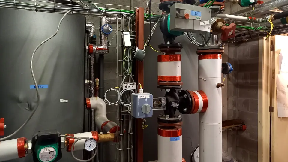 Installation de chauffage : tuyauteries, circulateurs et ballon en chaufferie