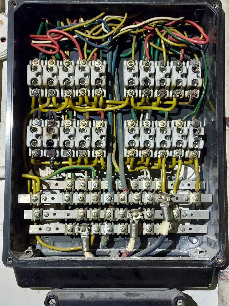 Ancien boîtier électrique à fusibles porcelaine, installation vétuste typique d'une mise en conformité