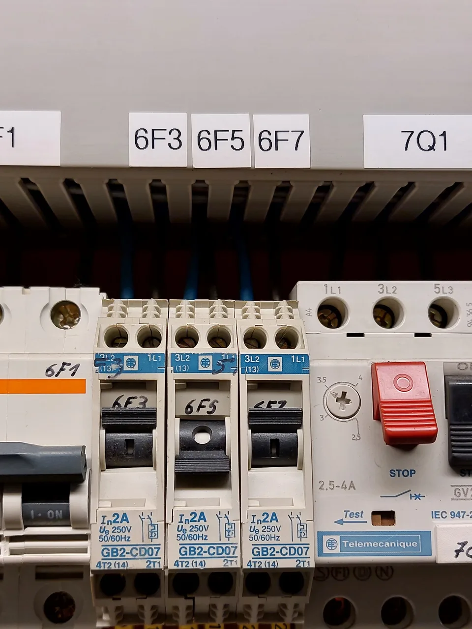 Disjoncteurs différentiels et repères de circuits lors d'une intervention de dépannage électrique