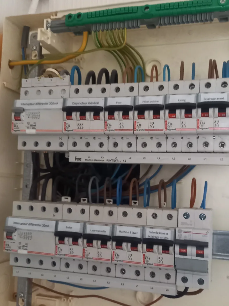 Tableau électrique neuf avec disjoncteurs rangés et circuits étiquetés